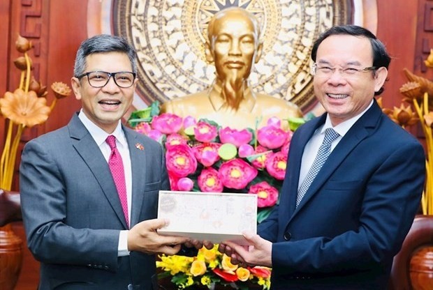 Secretary of the HCM City Party Committee Nguyen Van Nen (R) presents a gift to Indonesian Ambassador Denny Abdi at the meeting on July 28. (Photo: hcmcpv.org.vn)