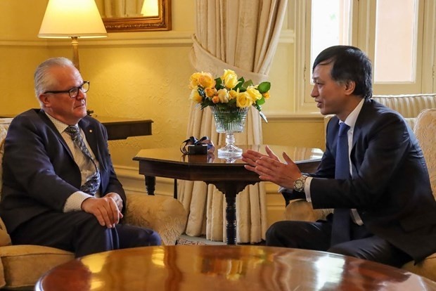 Vietnamese Ambassador to Australia Nguyen Tat Thanh (right) meets Governor of Western Australia Christopher Dawson. (Photo: baoquocte.vn)