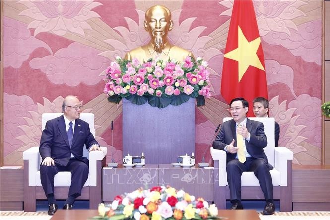 NA Chairman Vuong Dinh Hue receives Takebe Tsutomu, Special Advisor to the Japan - Vietnam Friendship Parliamentary Alliance (JVFPA) in Hanoi (Photo: VNA)