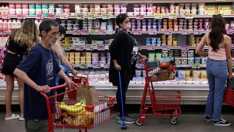 People shop at a supermarket in Manhattan, New York City, US, June 10, 2022. (Photo: Reuters)