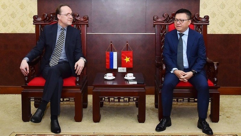Nhan Dan's Editor-in-chief Le Quoc Minh receives Russian Ambassador to Vietnam Gennady Bezdetko. (Photo: Thuy Nguyen)