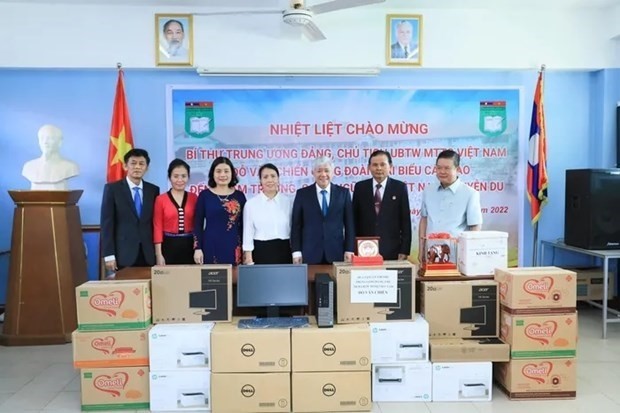 Secretary of the Party Central Committee and President of the Vietnam Fatherland Front (VFF) Central Committee Do Van Chien (the third from the right) on July 28 presents gifts to Nguyen Du Lao-Vietnamese bilingual school in Vientiane, Laos.(Photo: daidoanket)