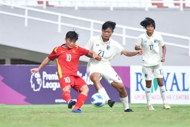 Midfielder Lo Thi Thu Phuong of Vietnam vies for a ball against Thai defender Natticha Sarakan during their Group A match of the AFF U18 Women’s Championship in Indonesia on July 30. (Photo: VFF) 