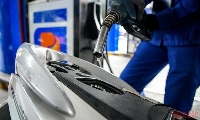 Petrol prices were adjusted down from 3pm on August 1. (Photo: NDO)