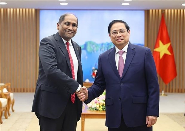 Prime Minister Pham Minh Chinh (right) and Singaporean Ambassador Jaya Ratnam (Photo: VNA)