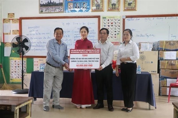 Gifts presented to students of Khmer-Vietnam friendship primary school in Cambodia (Photo: VNA)