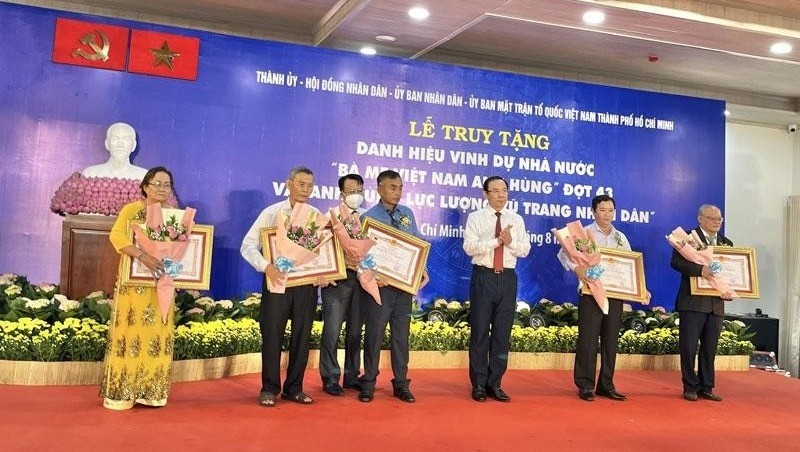Ho Chi Minh City Party Secretary Nguyen Van Nen presents the "Heroic Vietnamese Mother" title to the families of mothers.