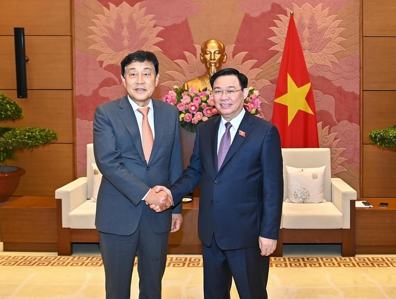 NA Chairman Vuong Dinh Hue receives Chairman of the Global Strategy Committee of the RoK's Hana Financial Group Kim Jung-tai. (Photo: NDO/Duy Linh)