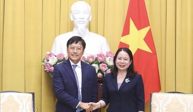 Vice President Vo Thi Anh Xuan (R) and President and CEO of the AIA Group Lee Yuan Siong at the meeting in Hanoi on August 1. (Photo: VNA)