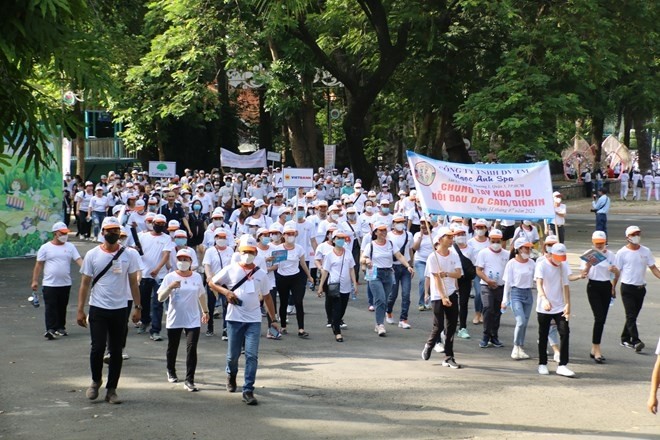 Over 5,000 people walk for AO victims in HCM City