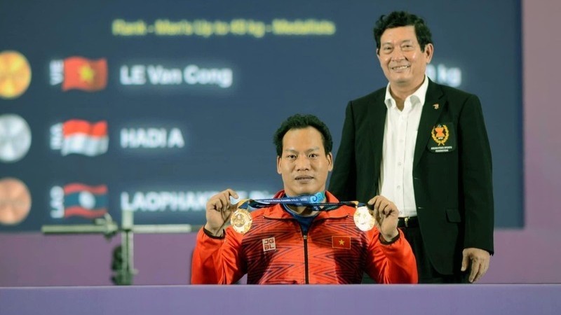Powerlifter Le Van Cong wins the gold medal in the under 49-kg event. (Photo: Thai Duong)