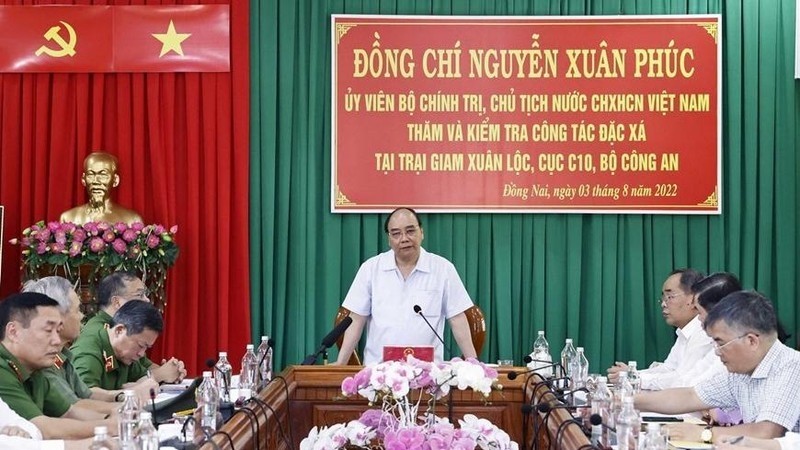 President Nguyen Xuan Phuc inspects amnesty work at Xuan Loc Prison in Dong Nai Province. (Photo: VNA)