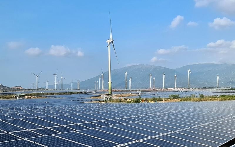 Wind and solar power plant in Thuan Bac District, Ninh Thuan Province. (Photo by Hong Quang)