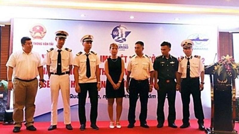 Lieutenant Nguyen Van Hoa (second from right) receives IMO letter of commendation.