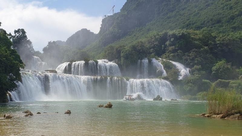 The main waterfall of Ban Gioc waterfall is about 50m wide and 35m high.