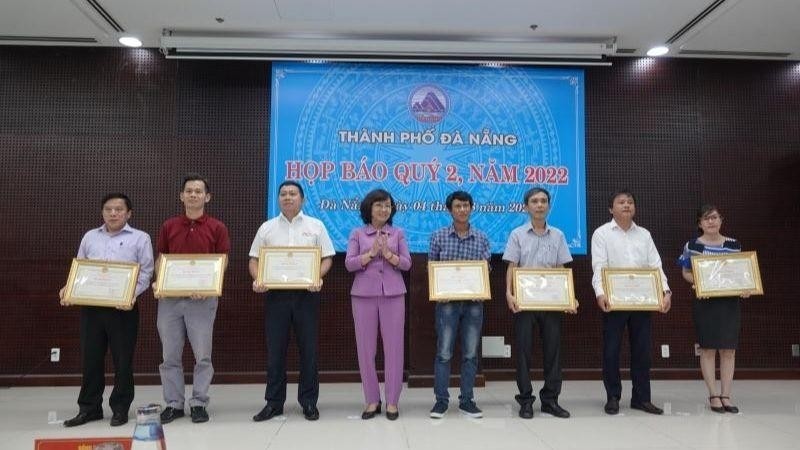 Vice Chairman of Da Nang municipal People’s Committee Ngo Thi Kim Yen hands over Certificates of Merit to Nhan Dan and other news agencies.