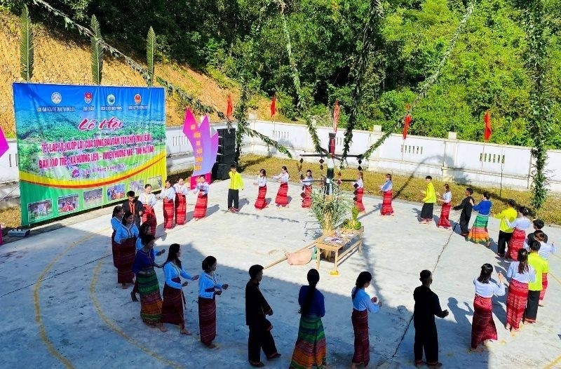 This year's ritual was bustling with folk songs, dances and sports activities, attracting the participation of people from both inside and outside Rao Tre Village.