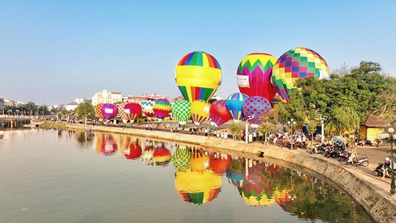 The hot air balloon festival takes place in March 2022 in Hoi An. (Photo: Tan Nguyen)