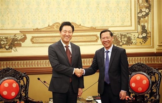 Chairman of the Ho Chi Minh City People Committee Phan Van Mai (R) meets with Mayor of Seoul Oh Se-Hoon on August 4. (Photo: VNA)