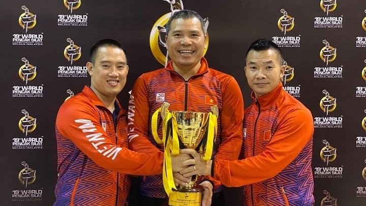 The Vietnamese team take a souvenir trophy for their overall third-place finish at the 2022 World Pencak Silat Championship. (Photo: Webthethao)