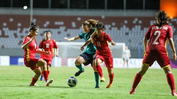 Vietnam (in red) play Australia in the final of the AFF U18 Women’s Championship 2022 on August 4. (Photo: VNA)
