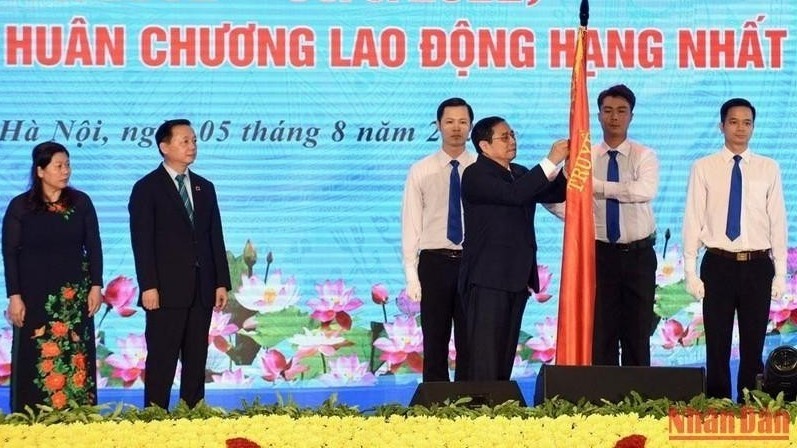 Prime Minister Pham Minh Chinh presents the Ministry of Environment and Natural Resources (MoNRE) with a first-class Labour Order. (Photo: NDO/Tran Hai)