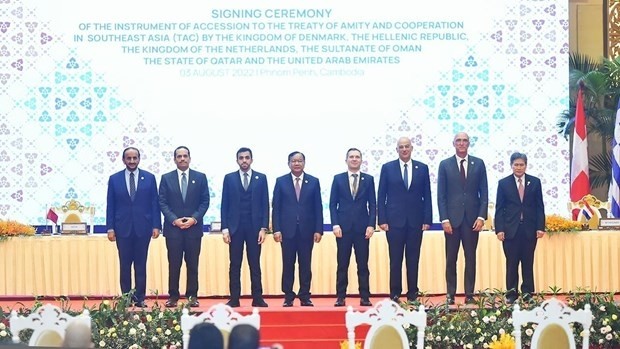 Representatives of ASEAN and the six new parties to the Treaty of Amity and Cooperation in Southeast Asia at the signing ceremony in Phnom Penh on August 3 (Photo: VNA)