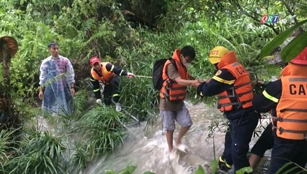 The fire-fighting section of the police of central Quang Nam is commended for their efforts to successfully rescue a group of teachers and students trapped on the bank of a stream in Que Son district. (Photo: qrt.vn)