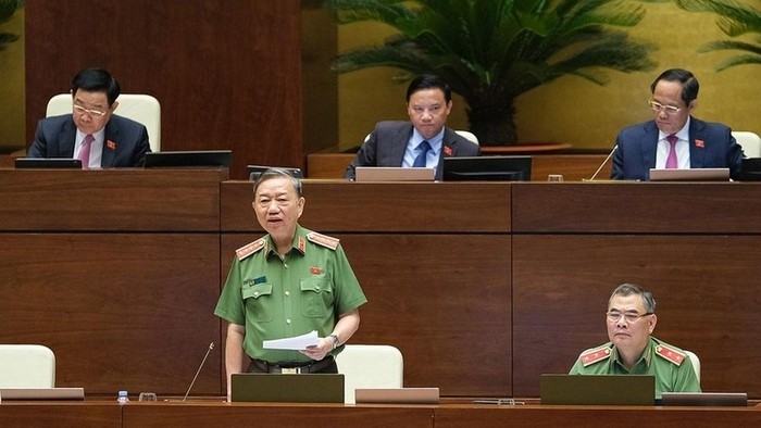 Minister of Public Security To Lam speaks at the session. (Photo: quochoi.vn)