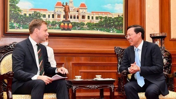 Chairman of the People Committee of Ho Chi Minh City Phan Van Mai (R) and Consul General of Belarus in Ho Chi Minh City Ruslan Varankov. (Photo: https://www.sggp.org.vn/)