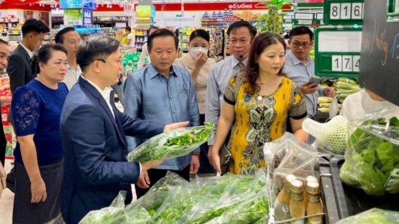 The representative of Winmart Smart City informed the high-ranking delegation of Vientiane about the standards of agricultural products entering the supermarket.