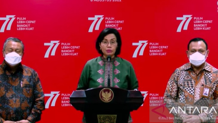 Finance Minister Sri Mulyani Indrawati (middle) giving a speech after a plenary cabinet session regarding the Financial Note and the 2023 Draft State Budget at the Presidential Palace Complex in Jakarta on August 8. (Photo: ANTARA)