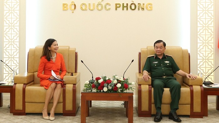 Deputy Minister of National Defence Sen. Lt. Gen. Hoang Xuan Chien receives UN Resident Coordinator in Vietnam Pauline Tamesis. (Photo: Ministry of Defence)