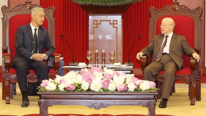 Party General Secretary Nguyen Phu Trong hosted a reception for Anouphap Tounalom, Secretary of the Lao People's Revolutionary Party (LPRP) Central Committee, and Secretary of the Party Committee and Chairman of the People’s Council of Vientiane. (Photo: VNA)