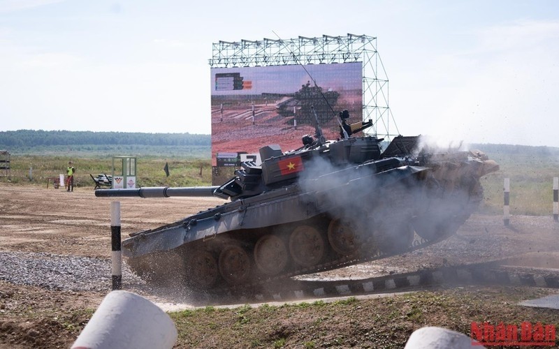 The first crew of the Vietnam People’s Army tank team enters the qualifying round in Group 1 of the “Tank advance” contest at the International Army Games 2022. (Photo: NDO/Thanh The)