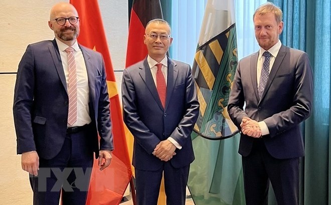 Saxony's State Secretary for Economic Affairs and Labour Thomas Kralinski,  Ambassador to Germany Vu Quang Minh and Saxony Premier Michael Kretschmer. (Photo: VNA)