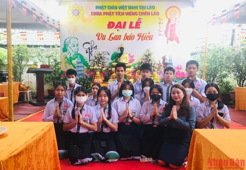 Vietnamese students in Vientiane (Laos) attend the Buddhist Vu Lan Festival.