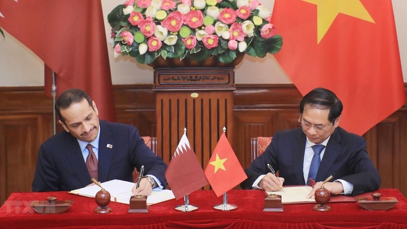 Foreign Minister Bui Thanh Son and Qatari Deputy Prime Minister sign an agreement on visa exemptions for holders of diplomatic, official and special passports. (Photo: VNA)