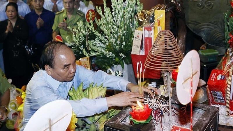 President Nguyen Xuan Phuc offers incense to President Ho Chi Minh. (Photo: VNA)