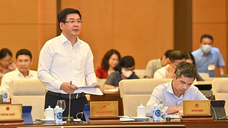 Minister of Industry and Trade Nguyen Hong Dien speaking at the session. (Photo: Duy Linh)