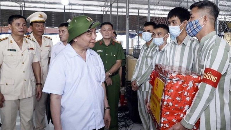 President Nguyen Xuan Phuc presents gifts to inmates at a detention centre in Dong Nai Province. (Photo: VNA)