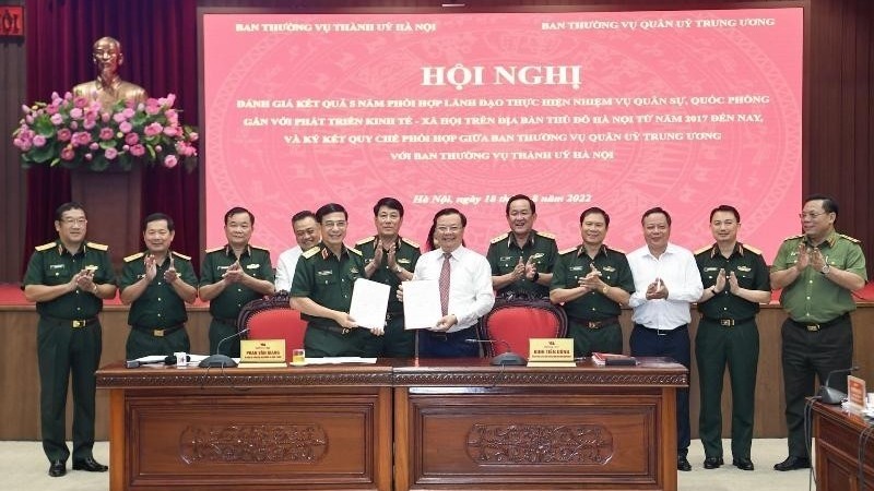 The signing ceremony between the Central Military Commission and the Hanoi Party Committee. (Photo: Duy Linh)
