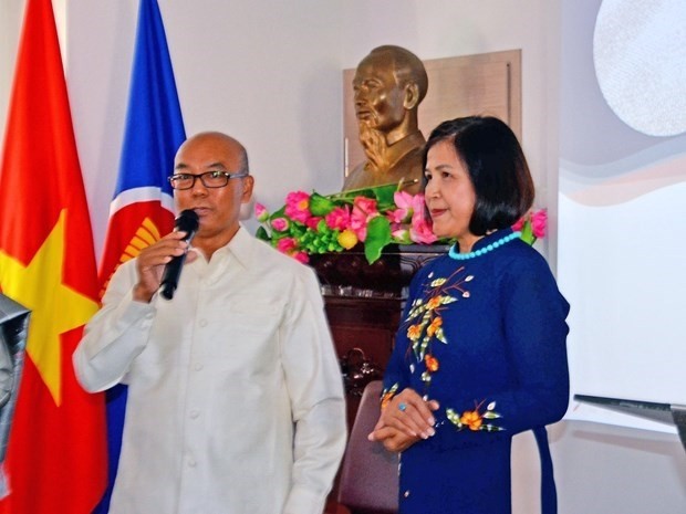 Ambassador Le Thi Tuyet Mai, Permanent Representative of Vietnam in Geneva (R), and her Lao counterpart Ambassador Latsamy Keomany at the gathering. (Photo: VNA)