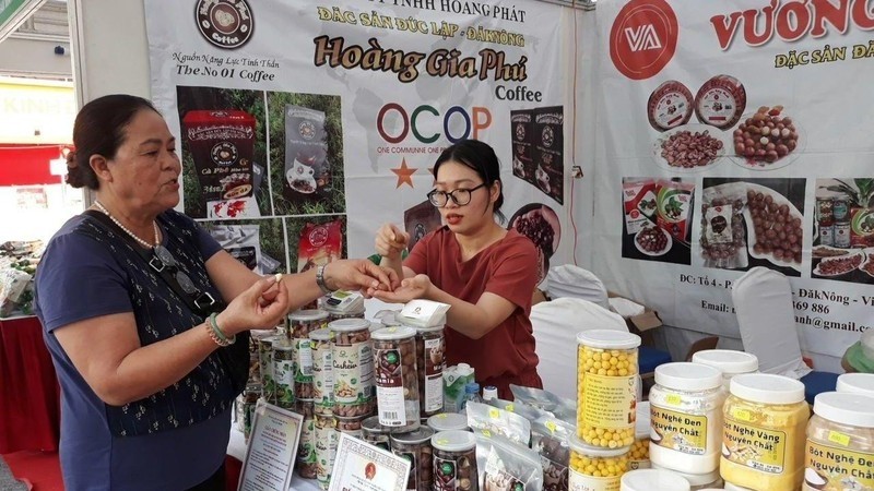 Over 60 businesses and cooperatives join the event with 100 stalls showcasing products of clear origin from Hanoi and 20 provinces.