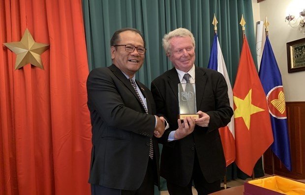 Vietnamese Ambassador Thai Xuan Dung (left) hands over the award to Karel Sys, President of the Czech Writers' Association. (Photo: VNA)