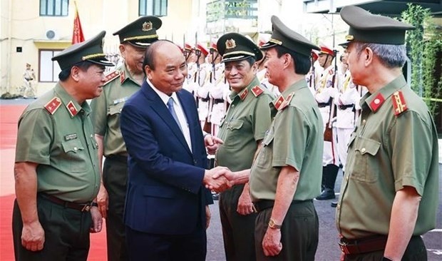 President Nguyen Xuan Phuc (front, second from left) greets economic security officials of the Economic Security Department on August 18. (Photo: VNA)