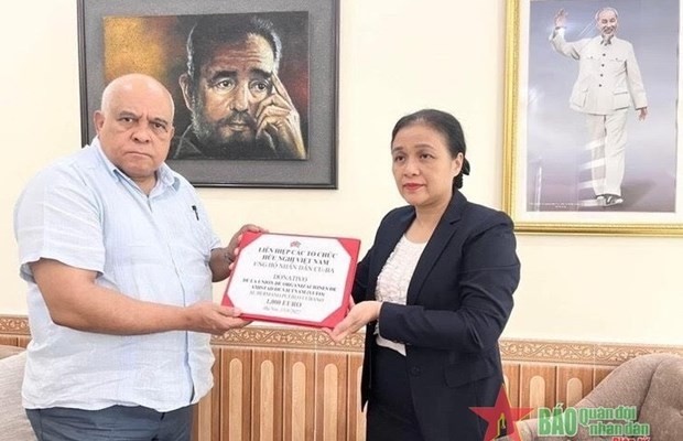 VUFO Chairwoman Nguyen Phuong Nga hands over 1,000 EUR to support Cuban people (Photo: qdnd.vn)
