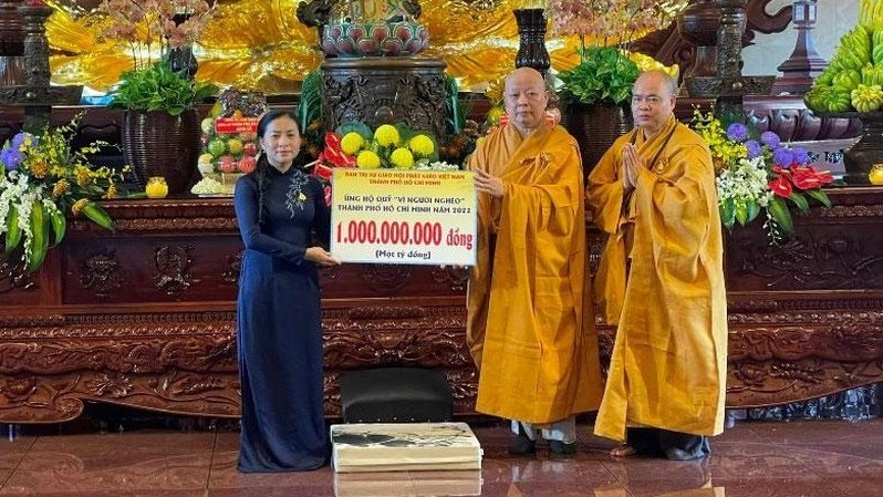 Buddhists donate money to Ho Chi Minh City's fund for the poor.