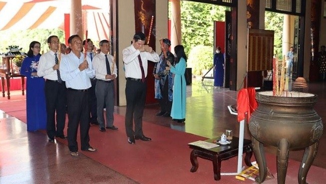 Leaders of Dong Nai province offer incense to President Ho Chi Minh