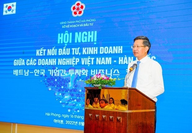Vice Chairman of the municipal People’s Committee Le Anh Quan speaks at the meeting. (Photo: VIR)